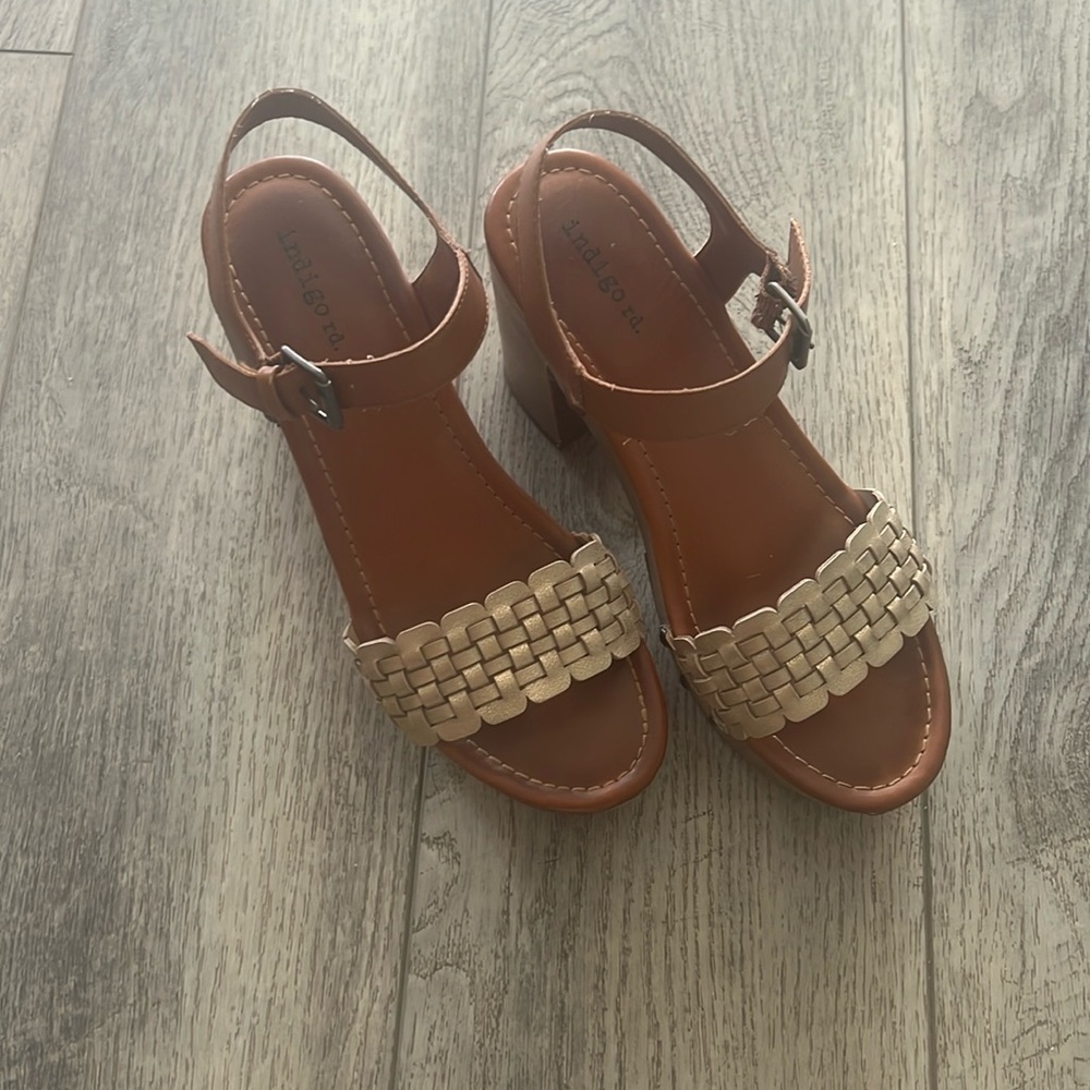 Adorable gold/brown wedge heels.